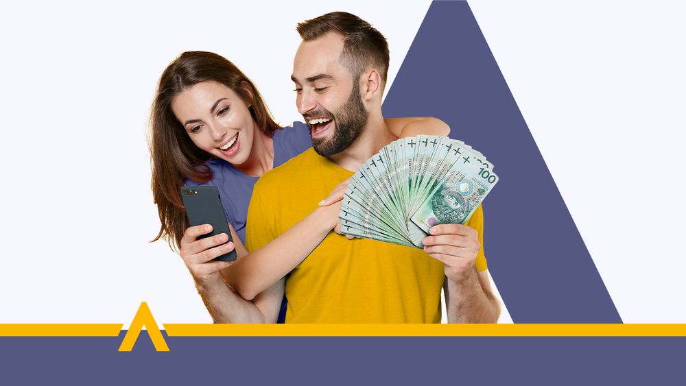 Uśmiechnięta para trzymająca gotówkę i smartfon